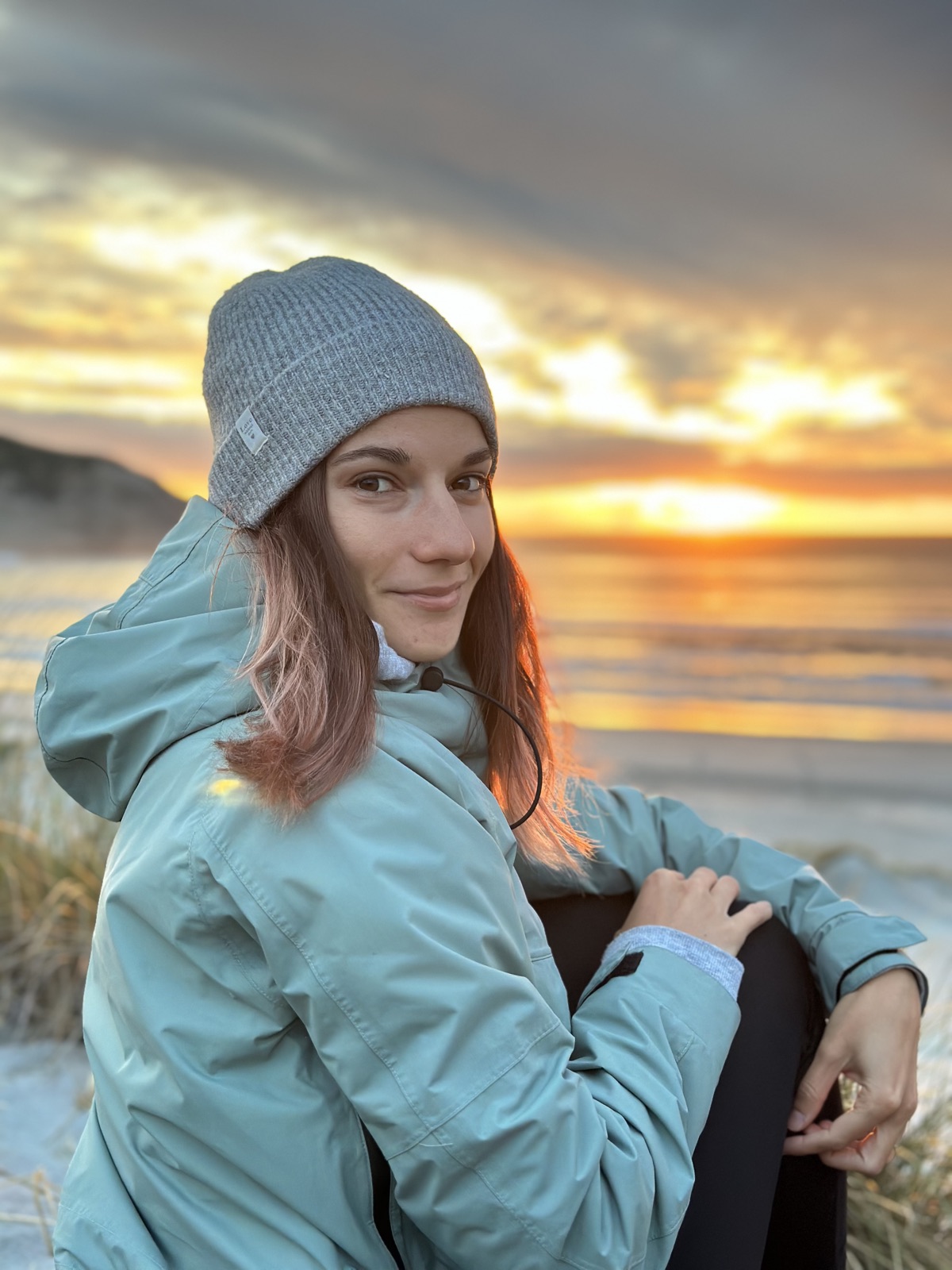 Káťa na pláži při západu slunce